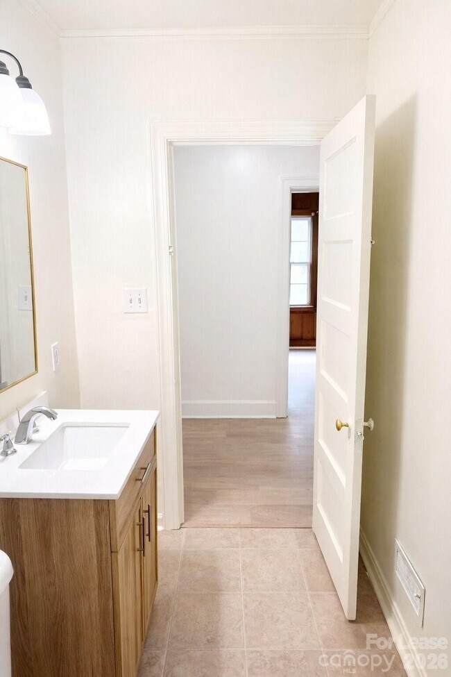 Building Photo - 926 S York St