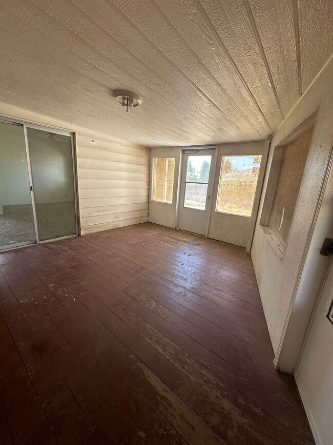 Building Photo - Charming 3 Bedroom, 2 Bath Home with Sunroom!