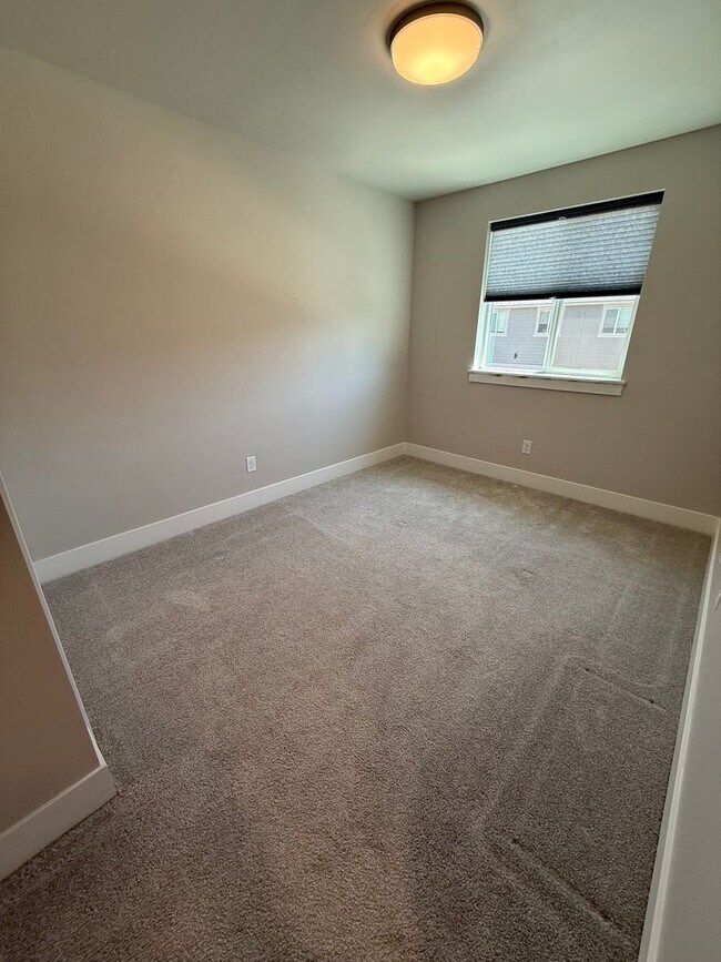 Building Photo - Petrosa!  3 Bdrm, 2.5 Bath 1450 sq ft Town...