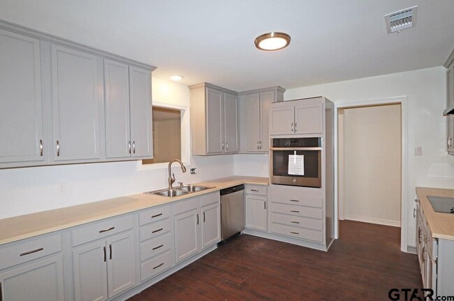 Building Photo - 806 Neches Dr