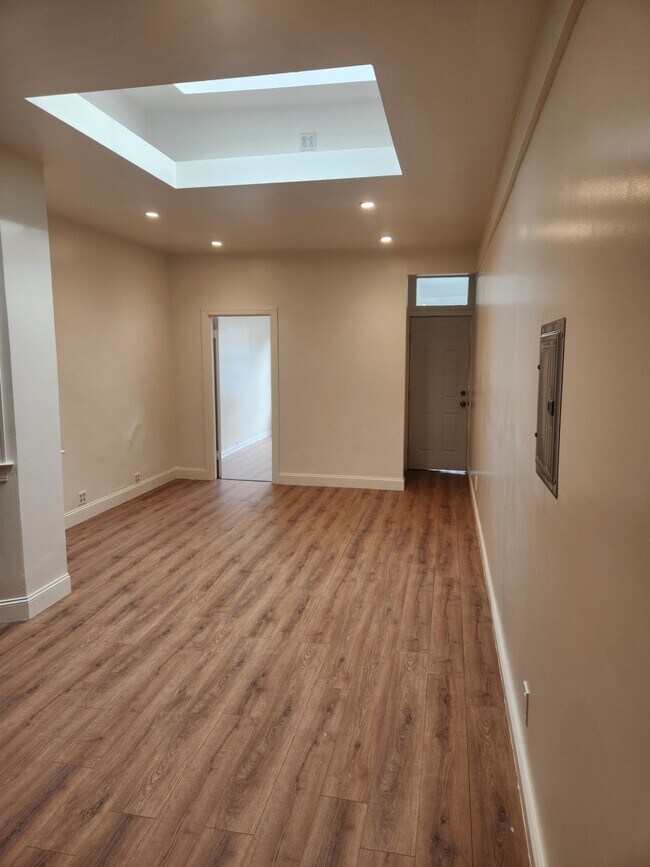 Building Photo - 166 Langton St