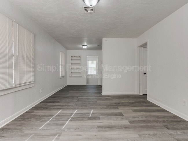 Building Photo - 405 E Northrup Dr