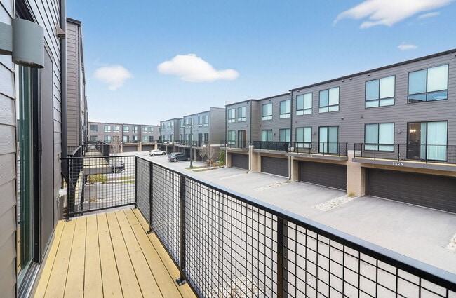 Building Photo - 1276 Lakepointe Dr