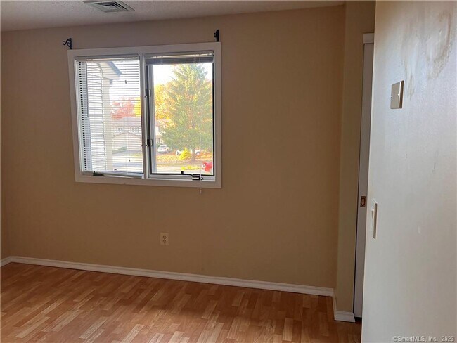 Building Photo - 42 Uplands Way