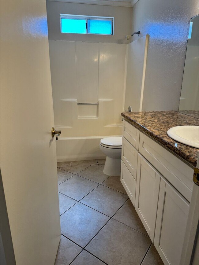 Building Photo - Apple Valley- Four Plex- 2 Bedrooms, 2 Bat...