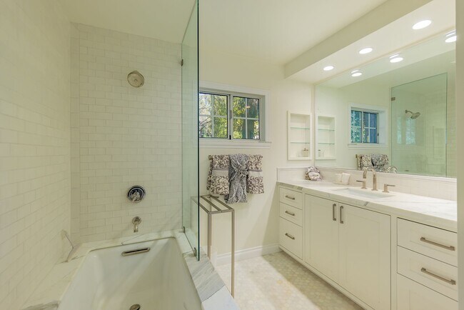 Building Photo - East End Hideaway