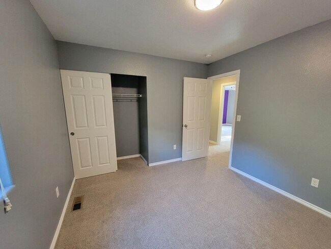 Building Photo - Spacious and Beautiful 4 bedroom in conven...