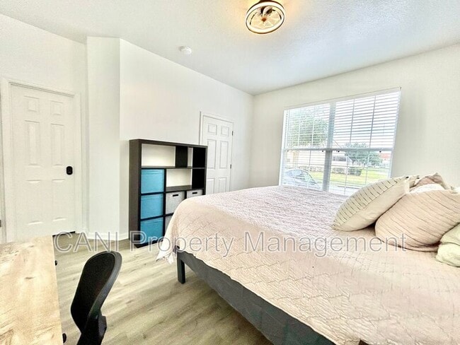 Building Photo - 1134 S Beach Cir