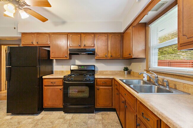 Kitchen - 1402 Heather Dr