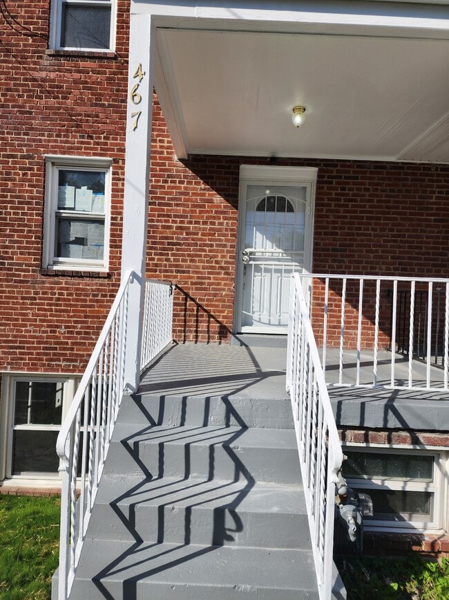 Building Photo - 467 Burbank St SE