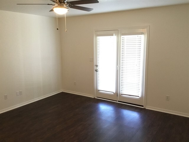 Building Photo - 410 S Saddlerock Ave