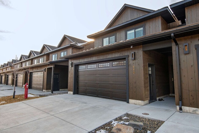 Building Photo - 690 Stone Peak Lp