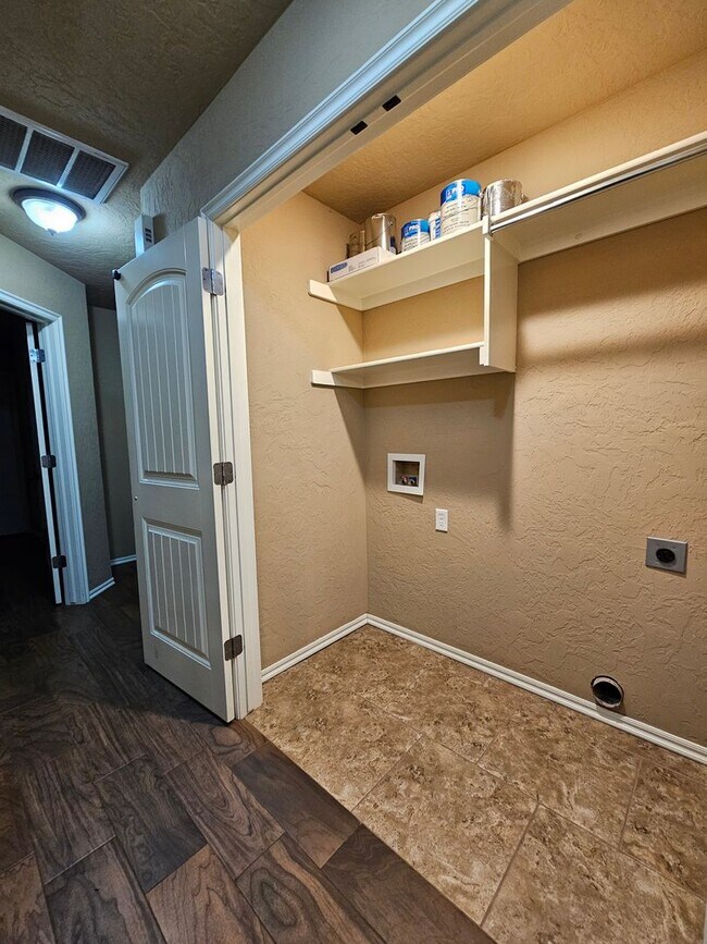 Building Photo - (3) Bed/(2) Bath in SW Moore Avail Early June!