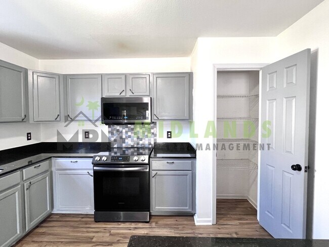 Building Photo - 492 Denman Loop