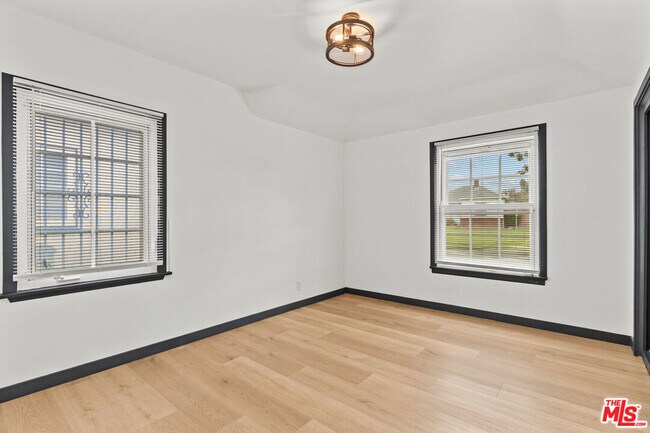 Building Photo - 9829 S 7th Ave