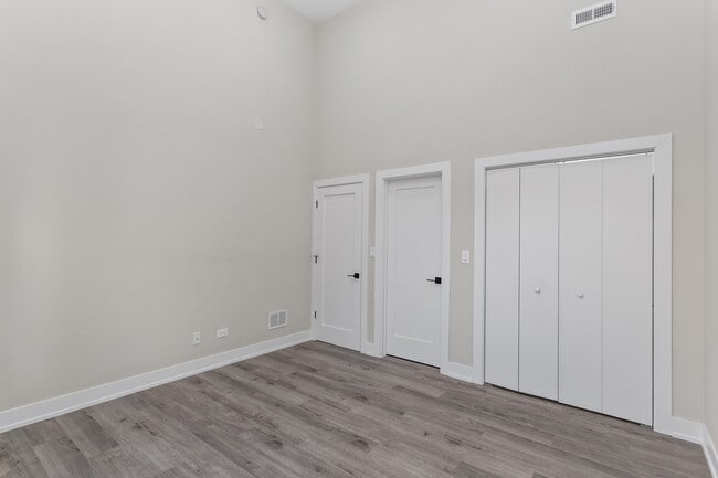 Building Photo - 3214 W Lawrence Ave