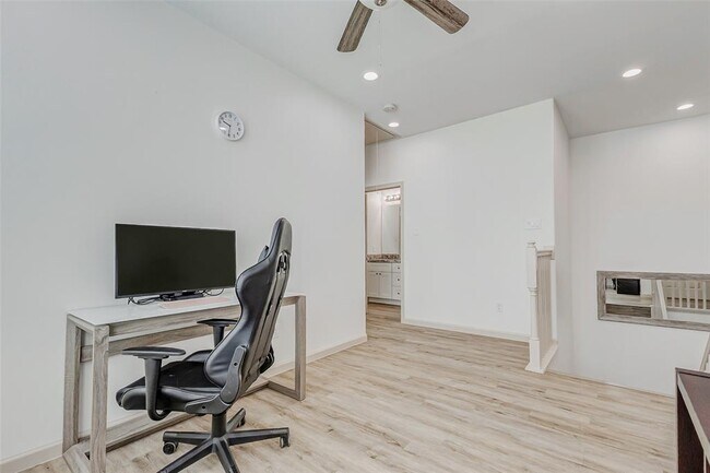 Building Photo - 2115 Esther Dr