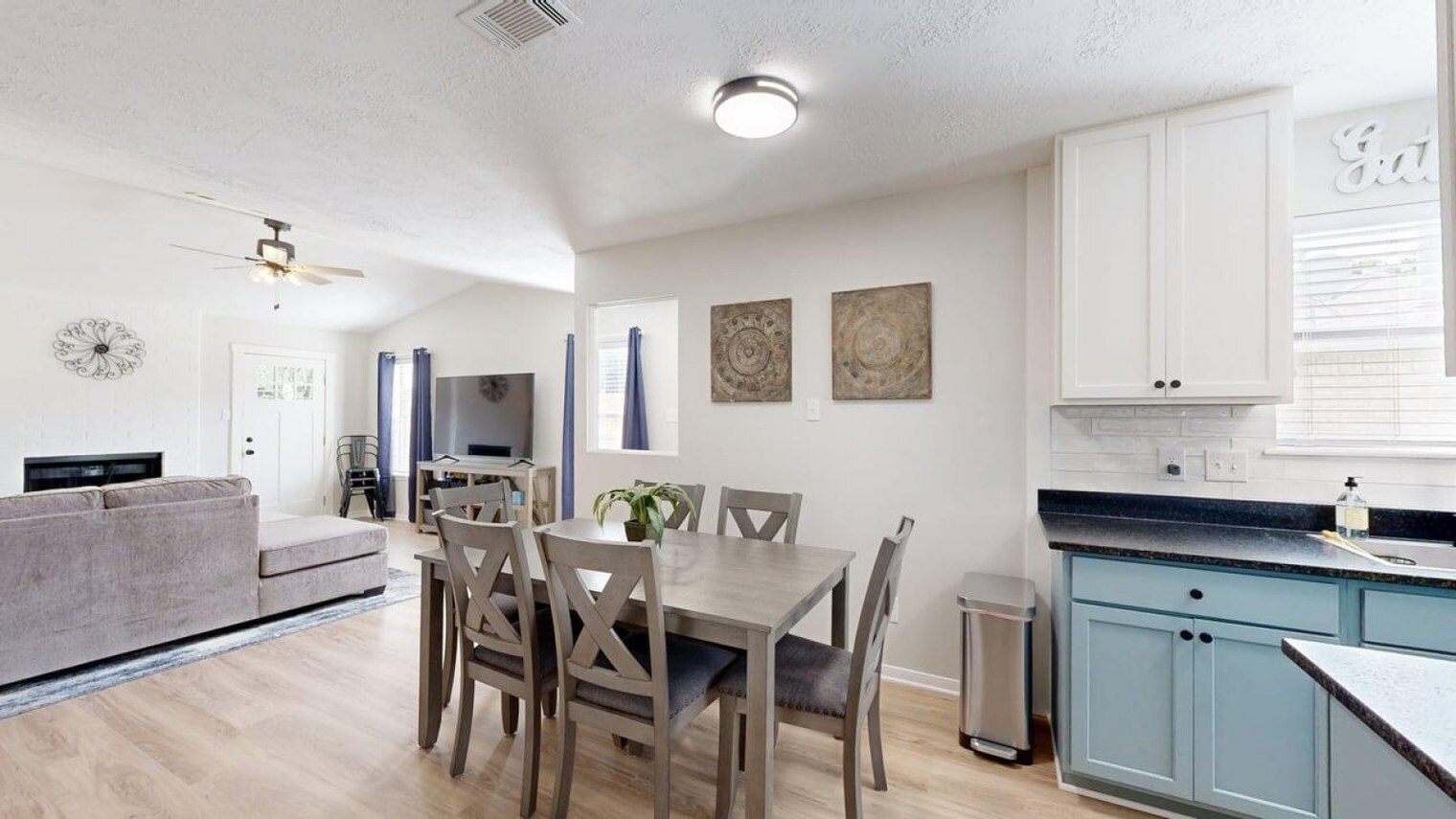 Building Photo - 608 Navarro Dr