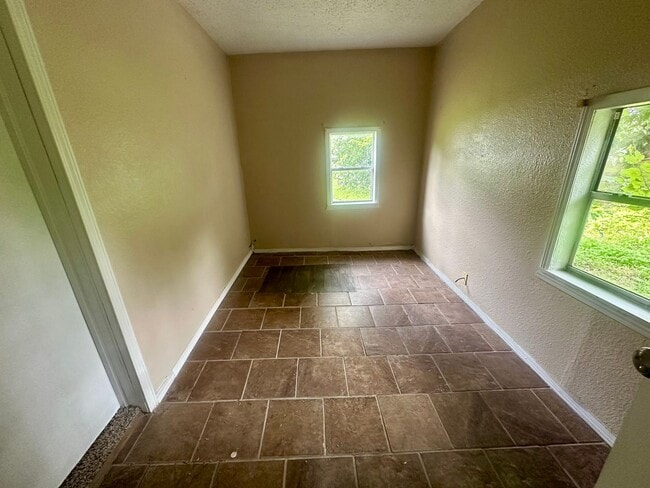Building Photo - 3 Bedroom and 1 Bathroom Home in Shawnee