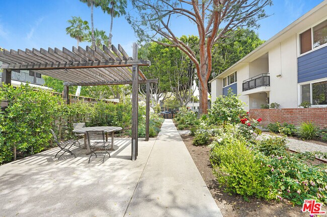 Building Photo - 1219 N Crescent Heights Blvd