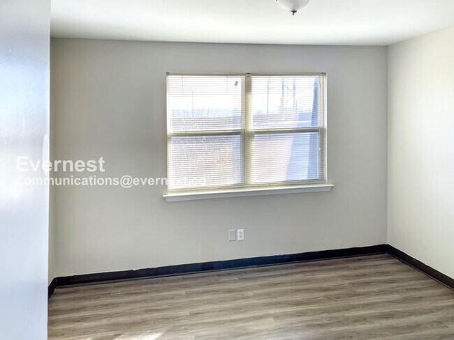 Building Photo - 1512 11th Ave N