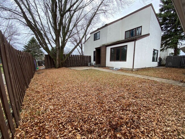 Building Photo - 4 Bedroom Townhome by Moorhead High School!