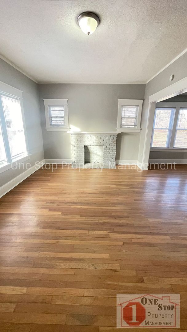 Building Photo - Beautiful 3 Bedroom 1 Bathroom Home in Kansas City!