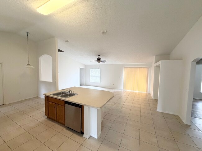 Building Photo - 10 Pinelynn Dr