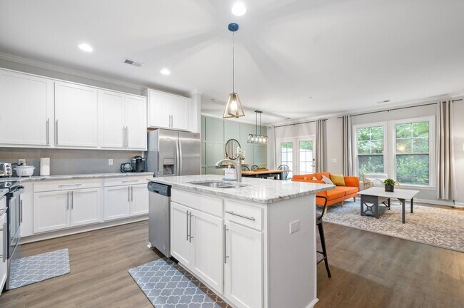 Building Photo - Furnished rental/Short Term Available