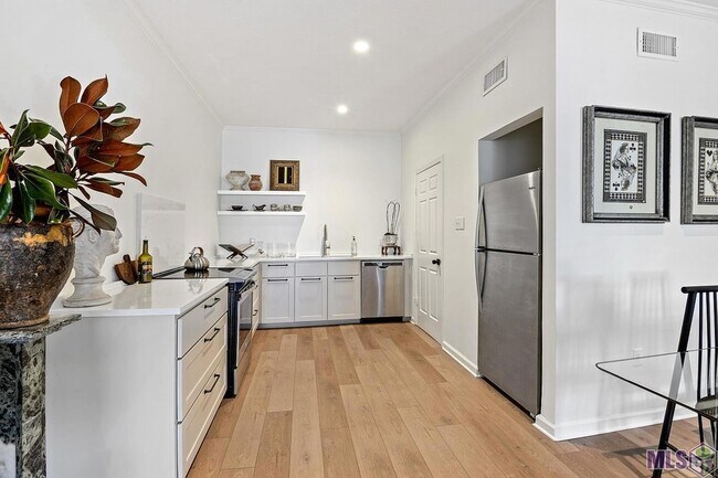 Building Photo - 7640 Lasalle Ave