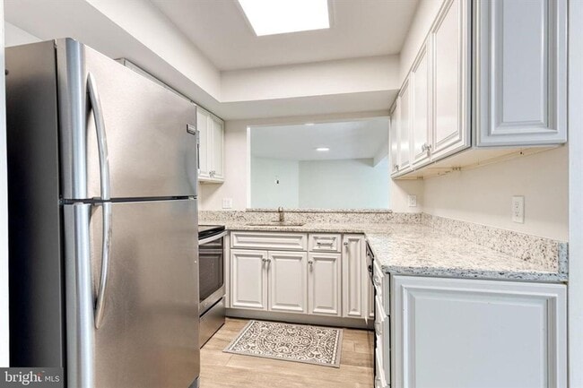 Building Photo - Welcome to contemporary luxury living in t...