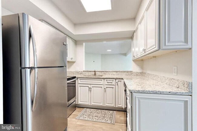 Building Photo - Welcome to contemporary luxury living in this beautifully renovated 2bd 2.5bth penthouse condo