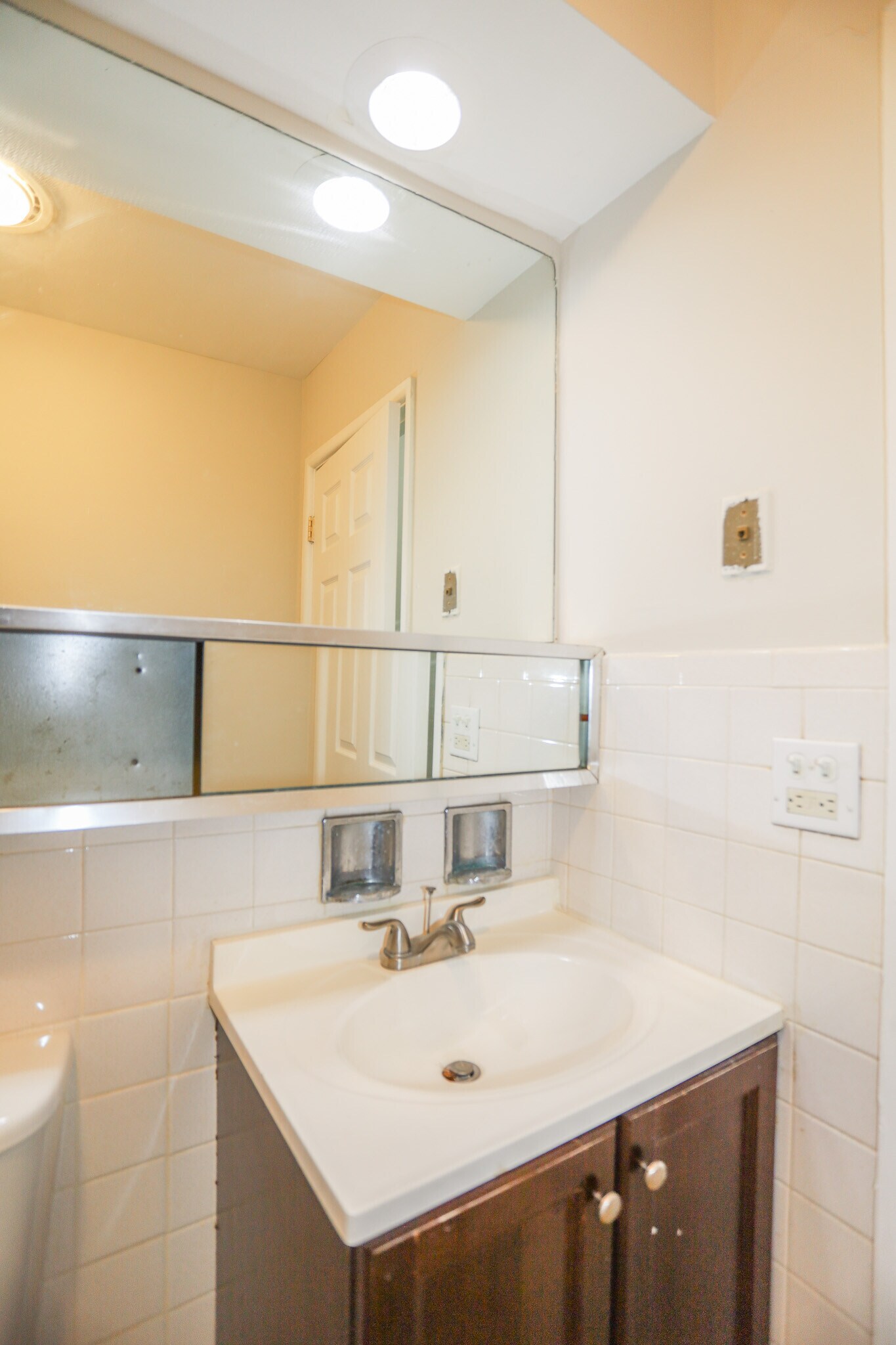 Building Photo - 5859 N Winthrop Ave