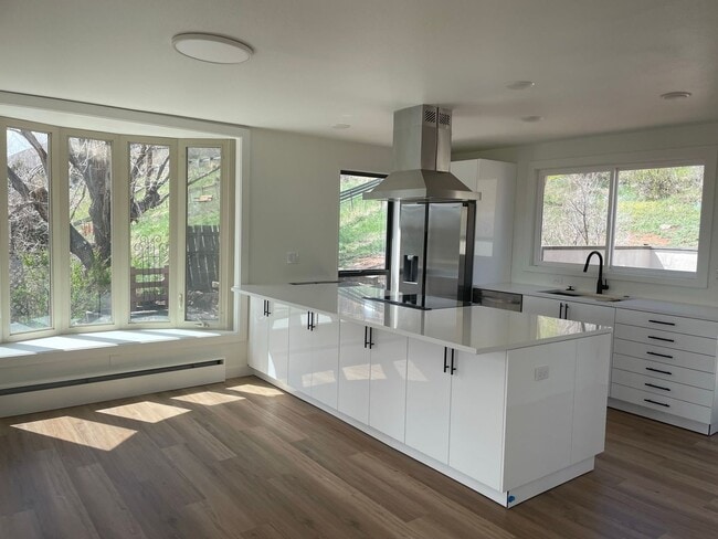 Building Photo - LUX 3BD, 3BA Foothills Home Only 5 Minutes...