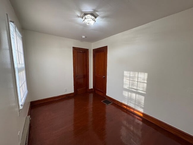 Building Photo - 3 Bedroom 2 Bathroom Home for Rent in Bluff City, TN