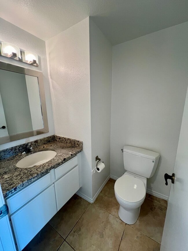 Building Photo - Spacious 4BD/2.5Bth Home in Rancho Penasqu...