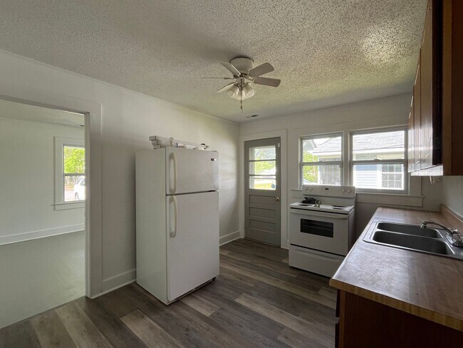 Building Photo - Close to everything!