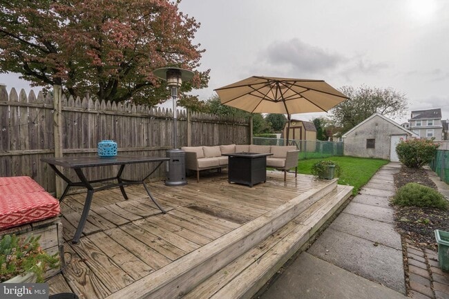 Building Photo - 225 W 6th Ave