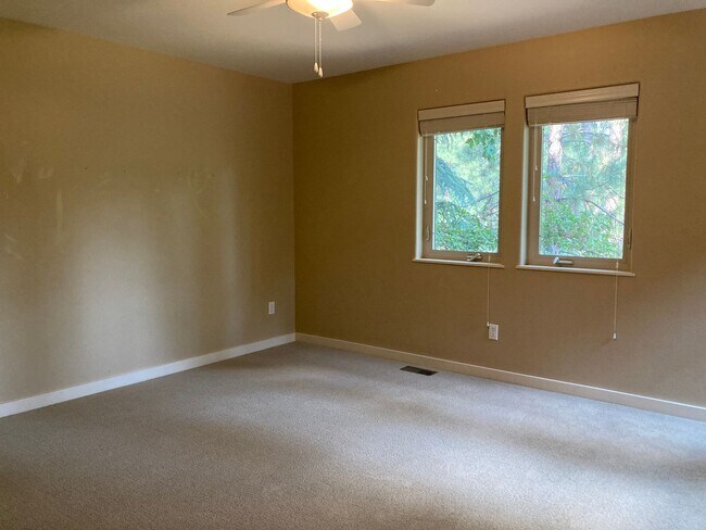 Building Photo - Custom home in the sought-after Edgemont H...