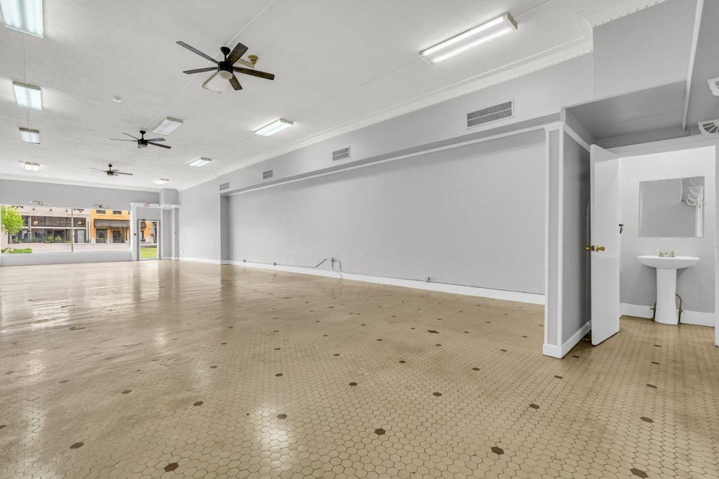 Building Photo - 423 Main St