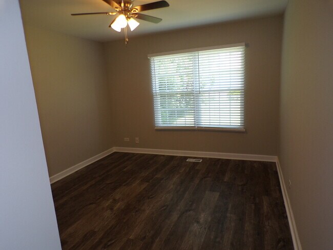Building Photo - 1823 Shetland Rd