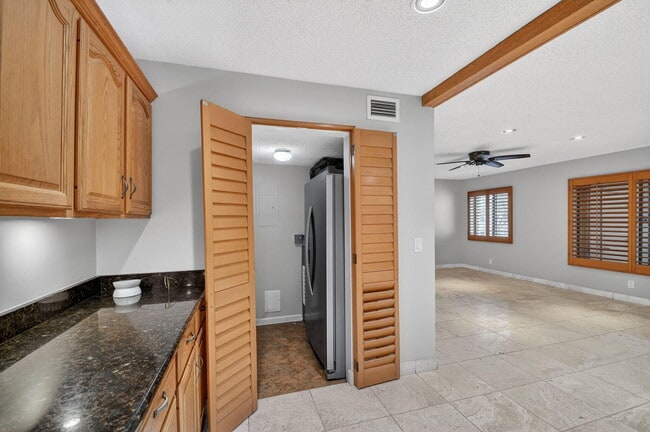 Building Photo - 511 Shady Pine Way