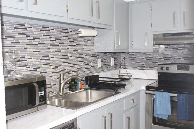 Building Photo - 110 Gardens Dr