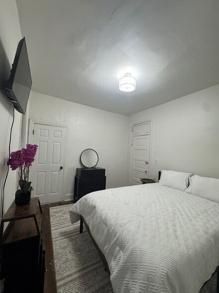 Building Photo - 5409 Walnut St