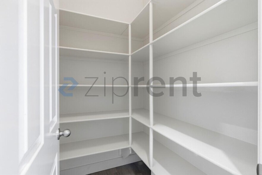Building Photo - Unit