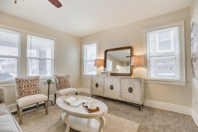 Building Photo - Beautiful Three Bedroom Town Home!