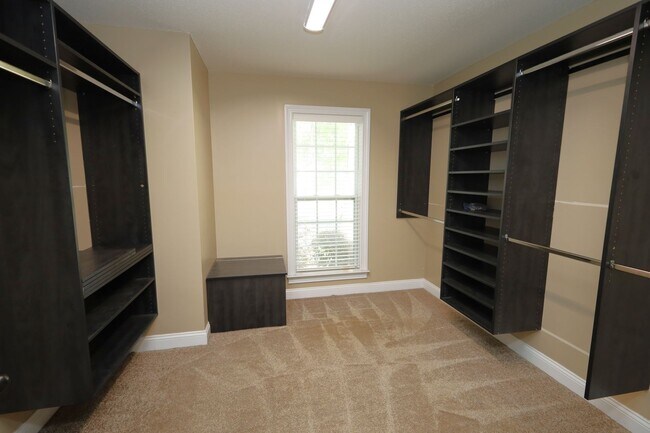 Building Photo - 4338 Kenilworth Cir