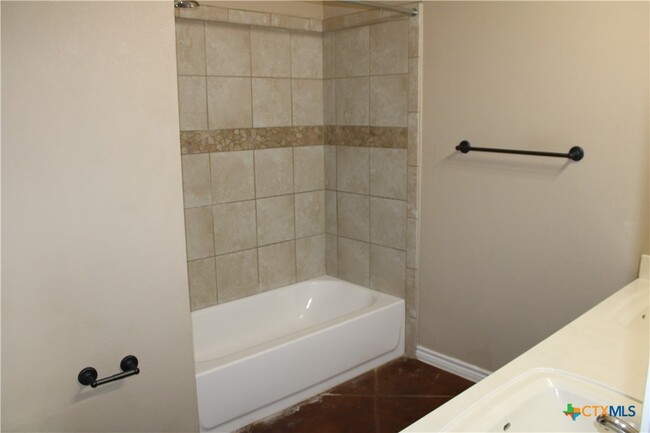 Building Photo - 621 Paseo del Plata Dr