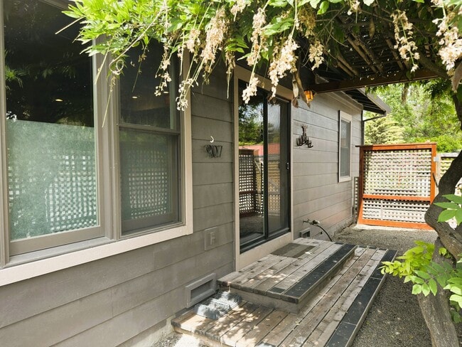 Building Photo - 907 Mustang Ct