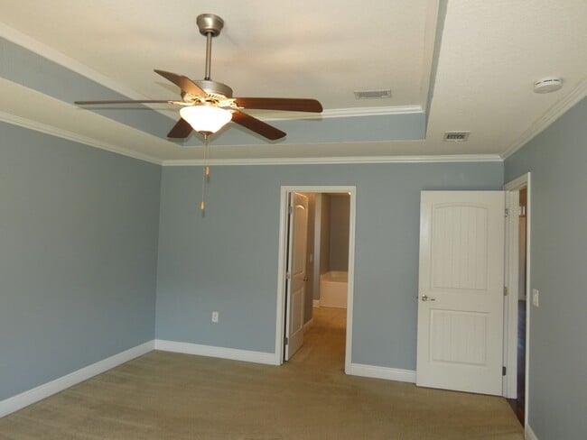 Building Photo - 4bed/3 bath/2 car garage/ 2400 sq ft in Wh...